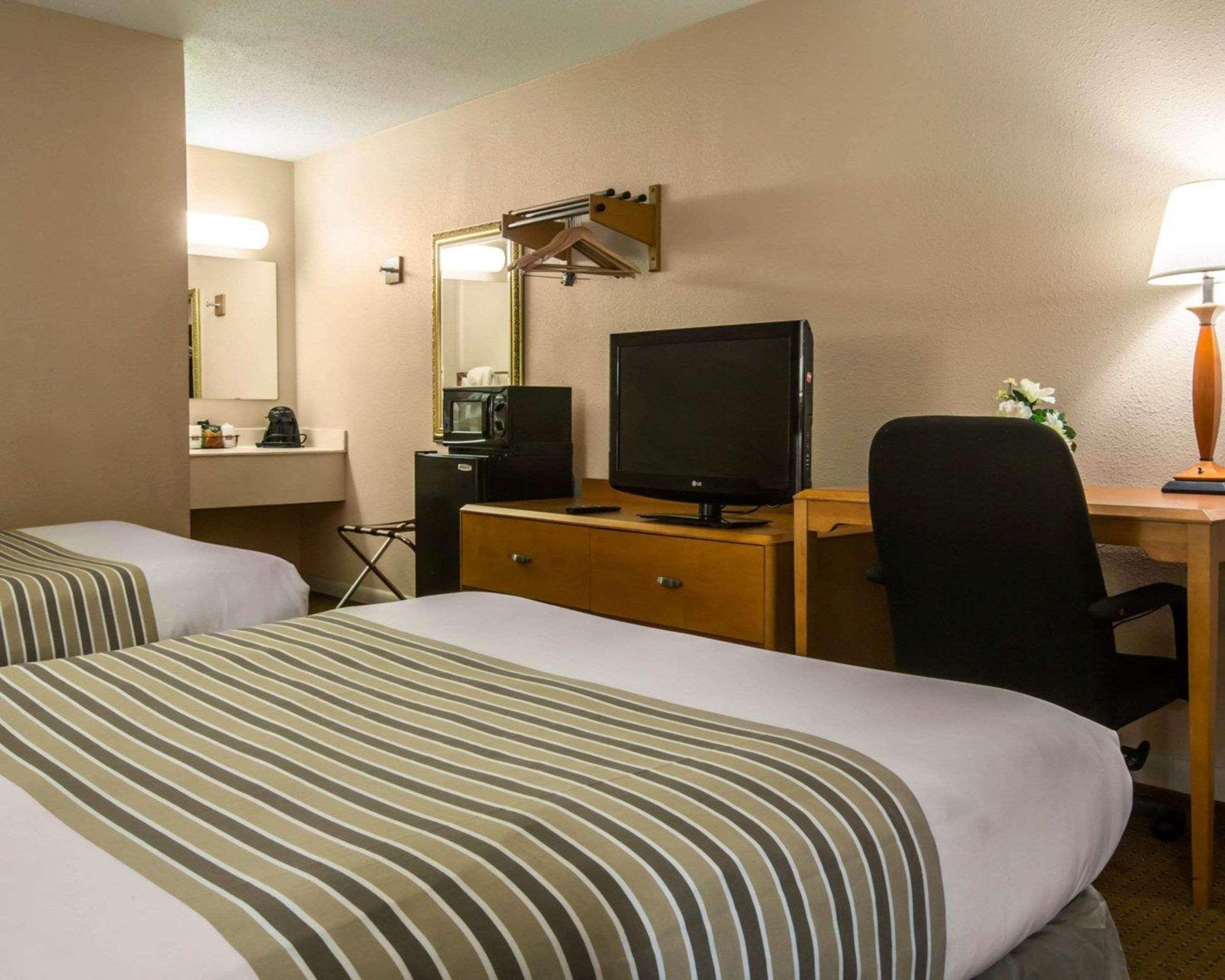 Econo Lodge Inn & Suites At Fort Moore Columbus Zewnętrze zdjęcie