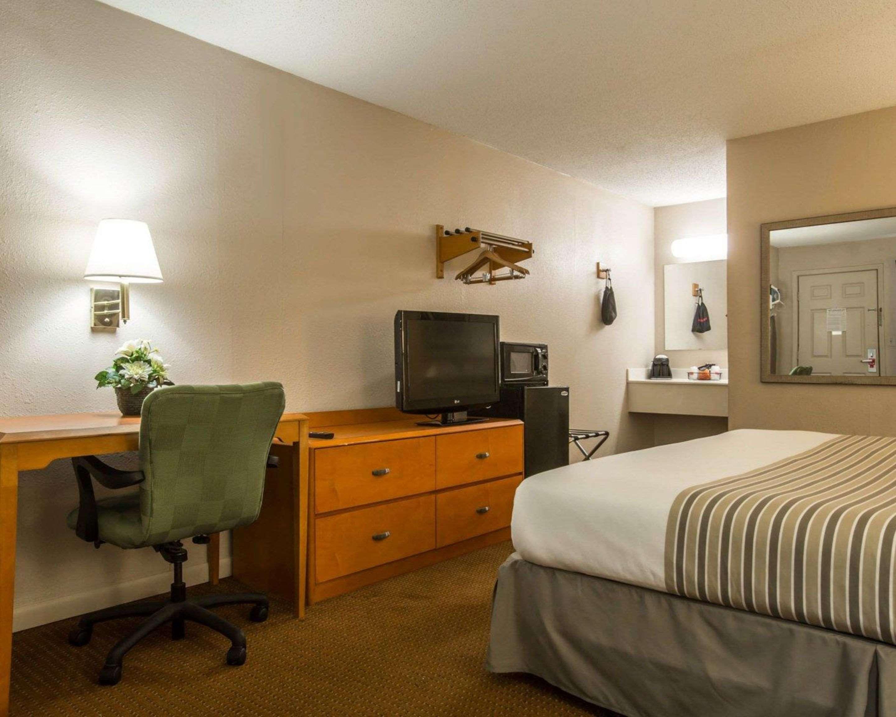 Econo Lodge Inn & Suites At Fort Moore Columbus Zewnętrze zdjęcie
