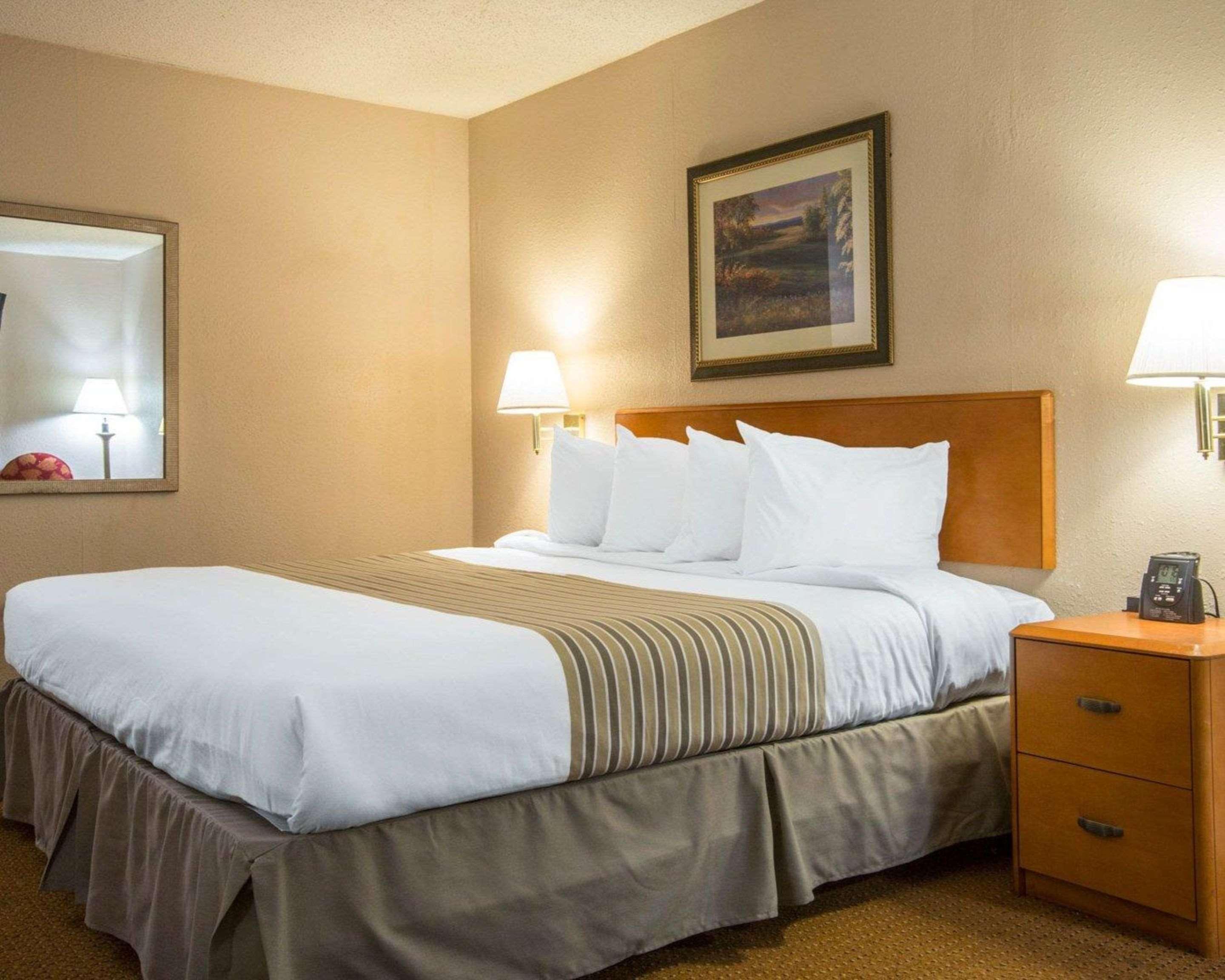 Econo Lodge Inn & Suites At Fort Moore Columbus Zewnętrze zdjęcie