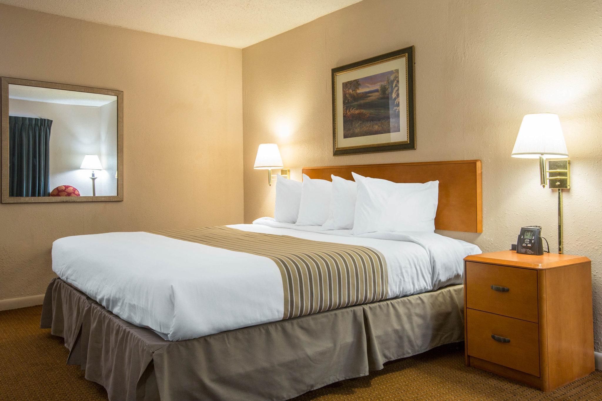 Econo Lodge Inn & Suites At Fort Moore Columbus Zewnętrze zdjęcie